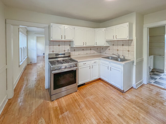 Building Photo - 1218 Bluff Ave