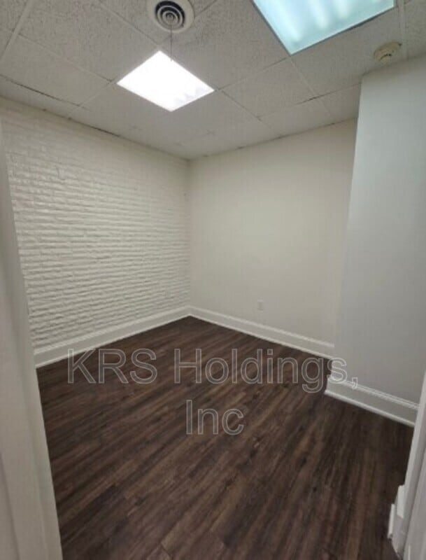 Building Photo - 908 W Broad St