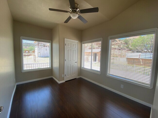 Building Photo - *utilities included* 3 bed 1 bath apartmen...