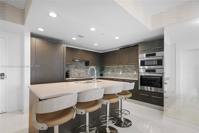 Foto del edificio - 7825 NW 107th Ave