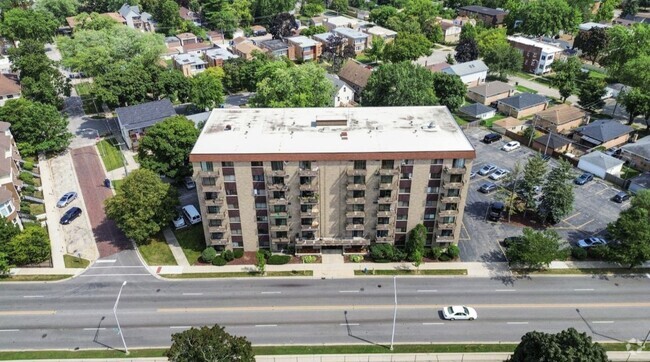 Building Photo - 850 Des Plaines Ave