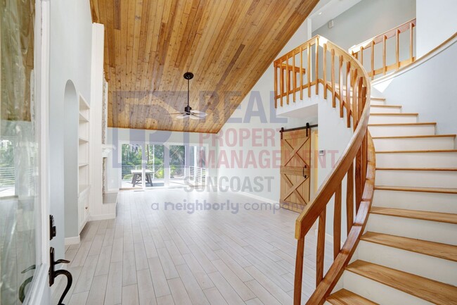 Building Photo - Stunning 4/2 on Siesta Key!