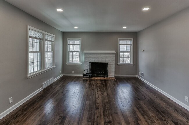 Building Photo - Amazing Aksarben Home