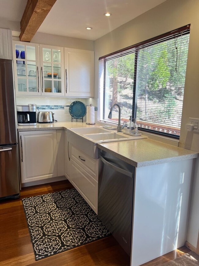 Building Photo - Tri Level Cabin Home in Idyllwild!