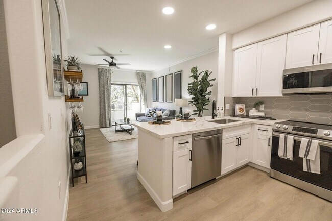 Foto del edificio - 7677 W Paradise Ln