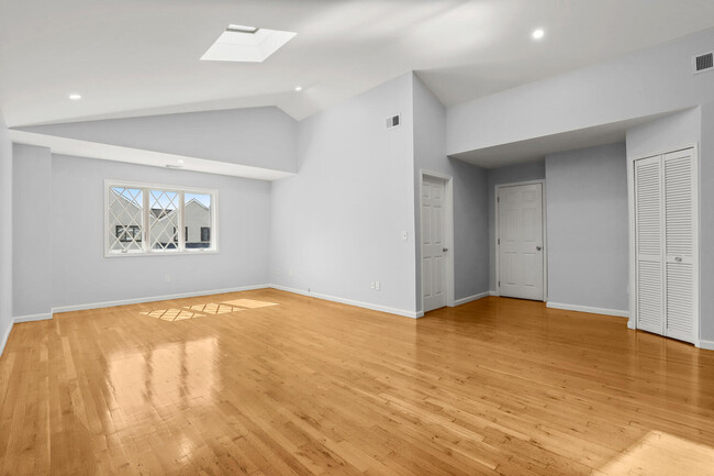 vaulted ceiling w. skylight - 112 Pelhamdale Ave