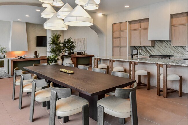 Cocina y comedor en los apartamentos The Hallon II en Hopkins, MN - The Hallon