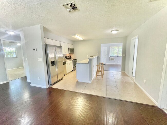 Foto del edificio - 3BR 1BA Annual Rental Available Now