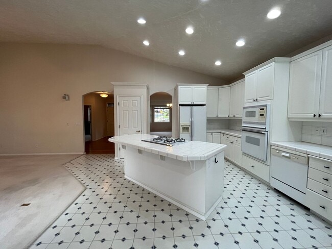 Building Photo - Clackamas Ranch 3 bedroom 2 bathroom - W/D...