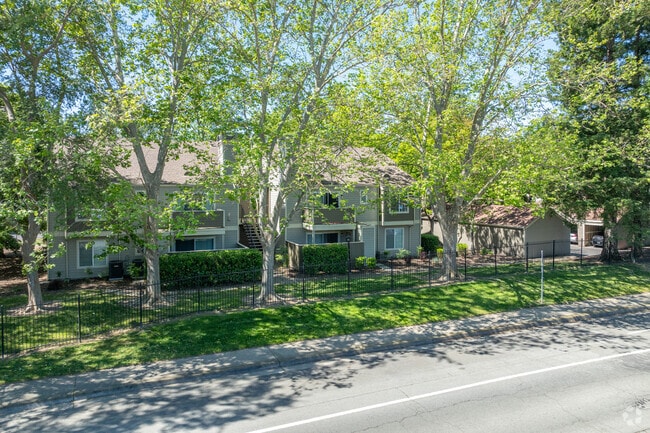 Building Photo - 2200 Gateway Oaks Dr