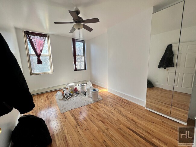 Building Photo - Crown Heights Top Floor 3BR w/ Dishwasher