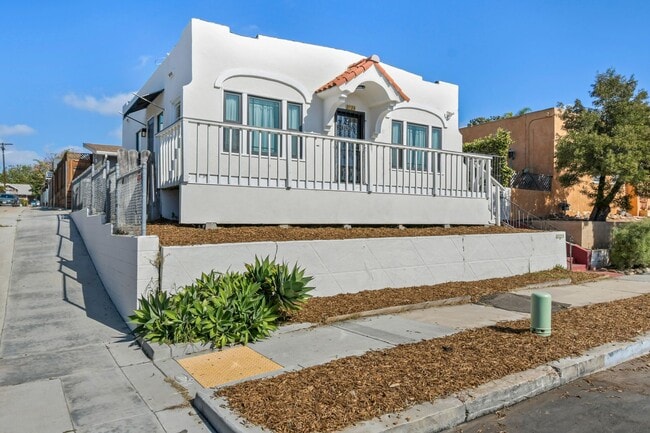 Foto del edificio - Elevated Golden Hill 2BR with Southwesterly Views & Detached Garage