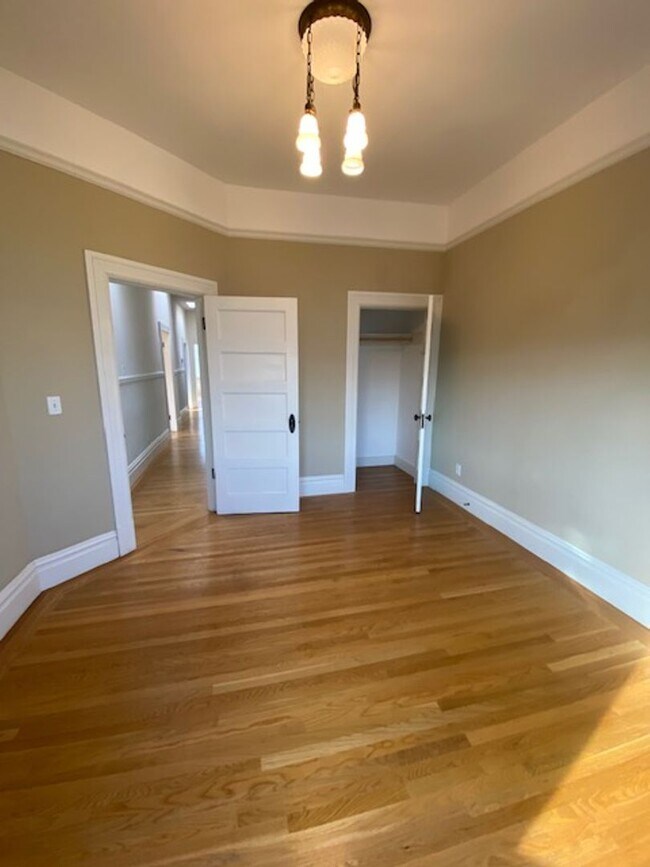 Foto del edificio - Bright and spacious top floor 4br 2ba condo