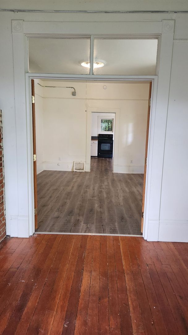 Building Photo - Main Level - 3 Bedroom  1  Bath Unit in Victorian House VERY Close to WWU