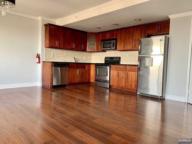 Building Photo - 60 Parkway Dr East, Unit 7L