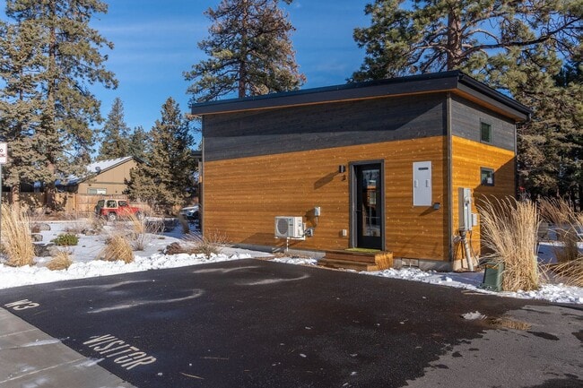Building Photo - Hiatus Hideaway #3 - Close to Old Mill - Fully Furnished available 9/1/2026