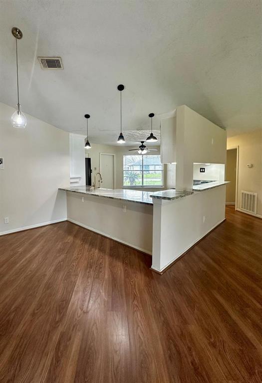 Foto del edificio - 21734 Castlemont Ln