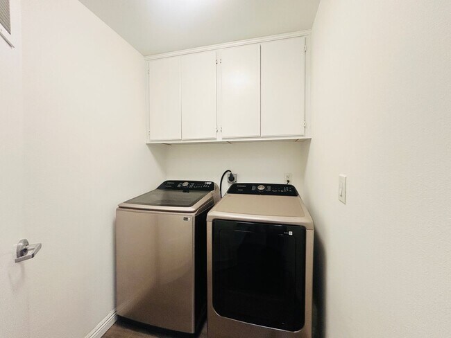 Foto del edificio - Barcelona Towers Condo Community In Koreat...