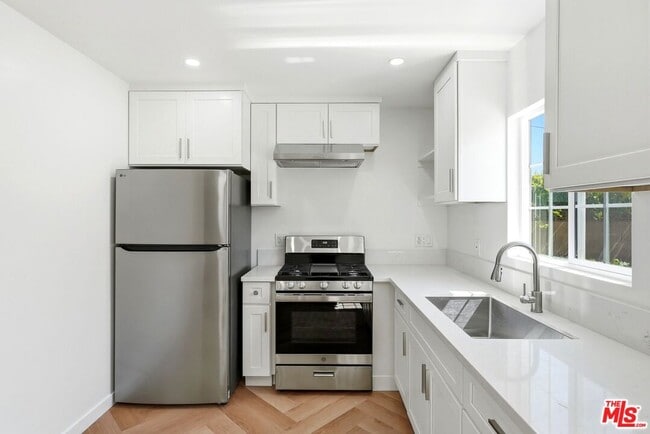 Building Photo - 11445 Delano St