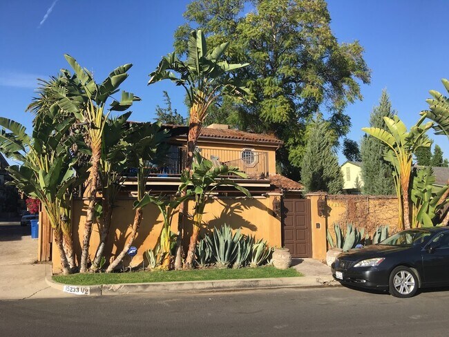 Foto del edificio - 15233-15232 Valleyheart Dr