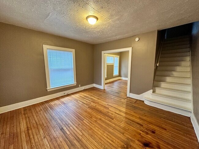 Building Photo - SE Side 2 Bedroom 1 Bathroom Duplex Unit