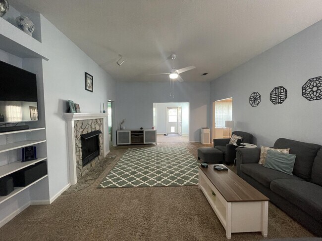 Building Photo - 1902 Mistral Ln W