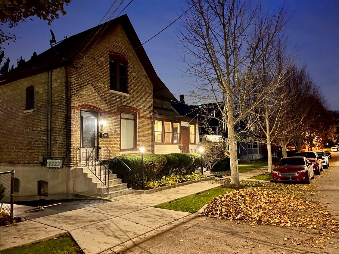 113 Elm St Unit C, Elgin, IL 60123 Apartments in Elgin, IL