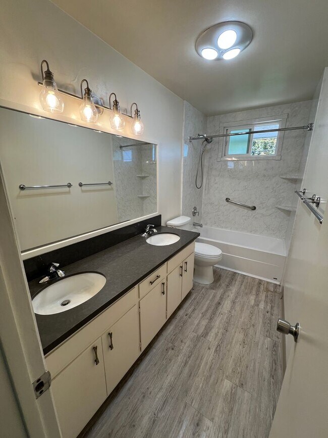 Foto del edificio - Just For You! Midtown Ventura prime location!