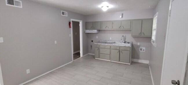 Foto del edificio - A Must See In Frayser! 1/2 OFF FIRST MONTH...