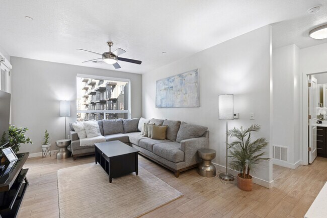 Building Photo - 489 E 400 S