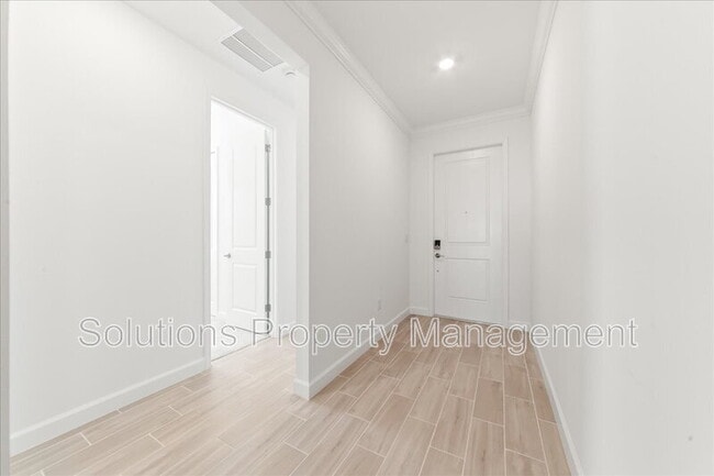 Foto del edificio - 2037 Fuchsia Pl NW