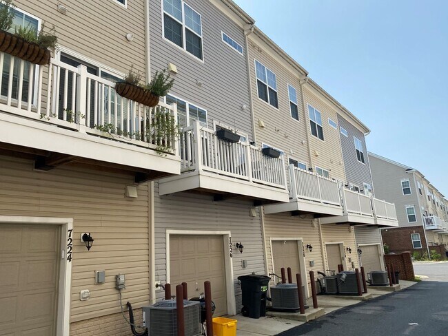 Foto del edificio - Spacious 2 BR/2.5 BA Townhome in Beltsville!