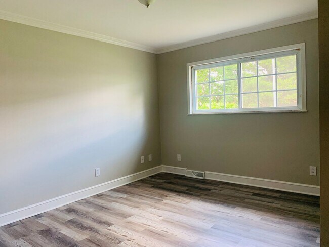 Foto del edificio - 3 BR/2 BA - New flooring, detached garage ...