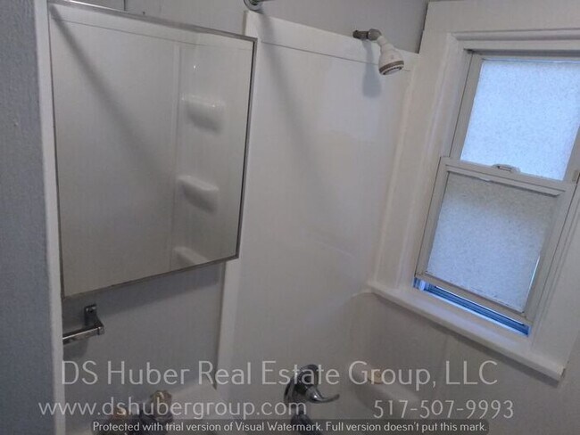 Building Photo - Perfect 1-Bedroom Triplex