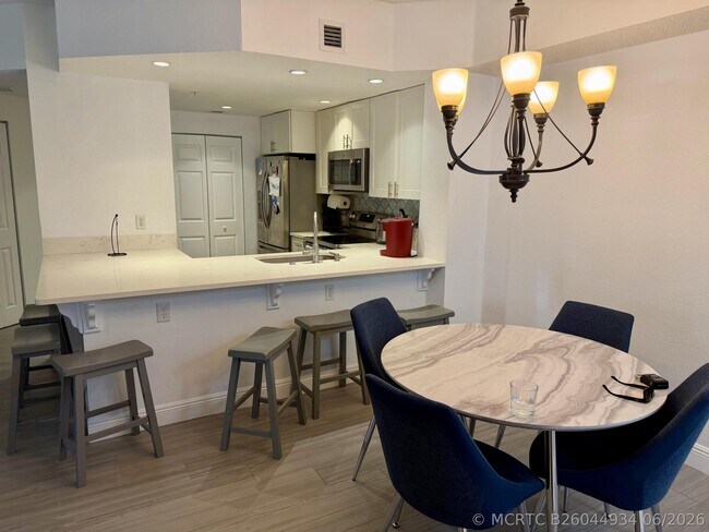 Building Photo - 3018 Alcazar Pl