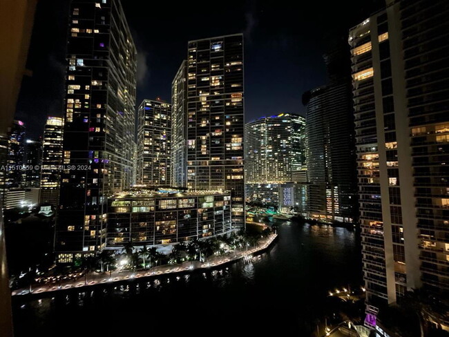 Foto del edificio - 801 Brickell Key Blvd