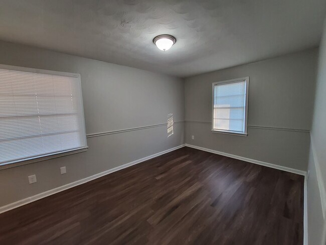 Building Photo - 2400 Perry Cove