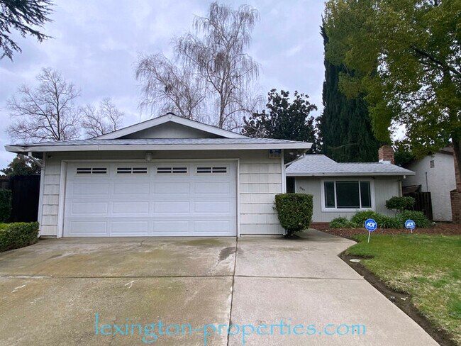 Building Photo - Beautifully Updated, 3BD/2BA Home availabl...