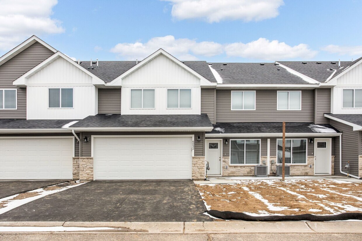 Foto principal - Like new! Lease THIS 3 bd 3 ba 2 car garag...