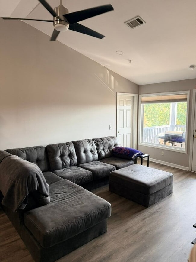 Foto del edificio - 1114 S College St