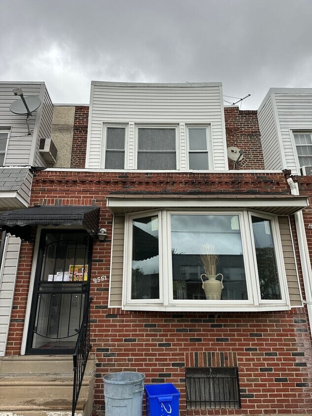 Foto principal - 3 Bed 1 Bath Townhome in Elmwood
