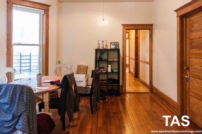 Foto del edificio - 2110 N Sheffield Ave