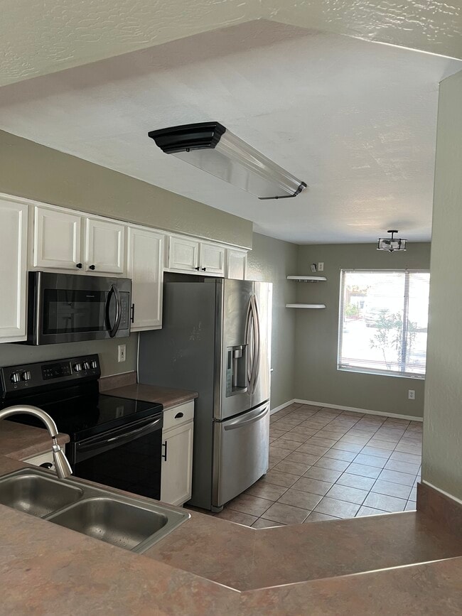 Foto del edificio - 1371 E 10th Pl