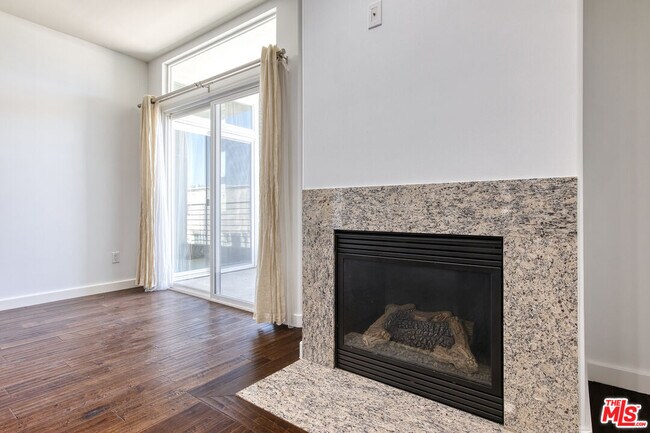 Building Photo - 401 N Serrano Ave