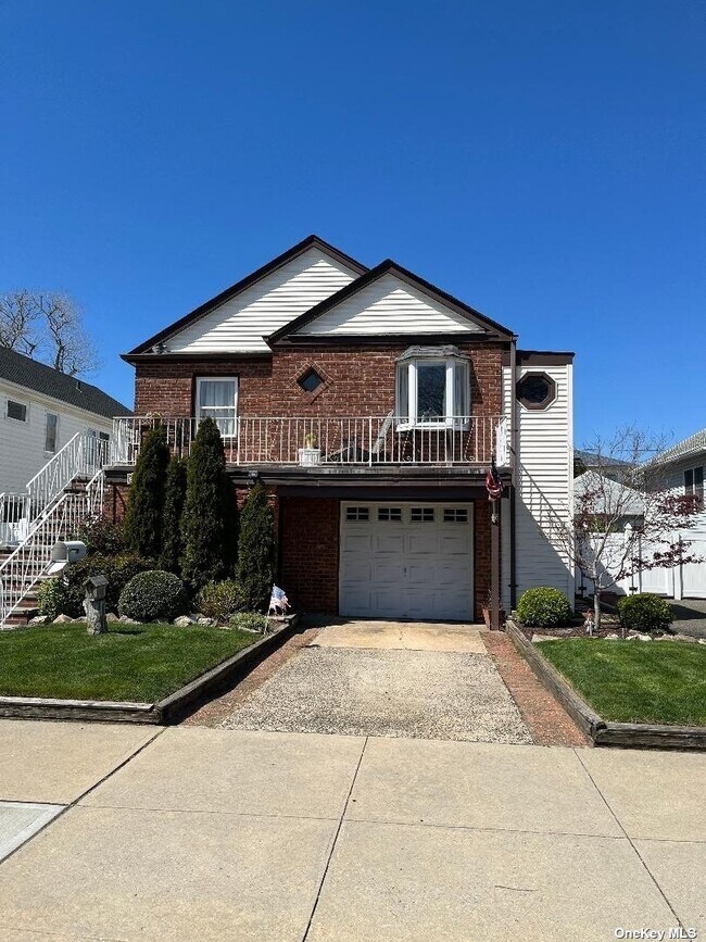 523 E Harrison St, Long Beach, NY 11561 Room for Rent in Long Beach