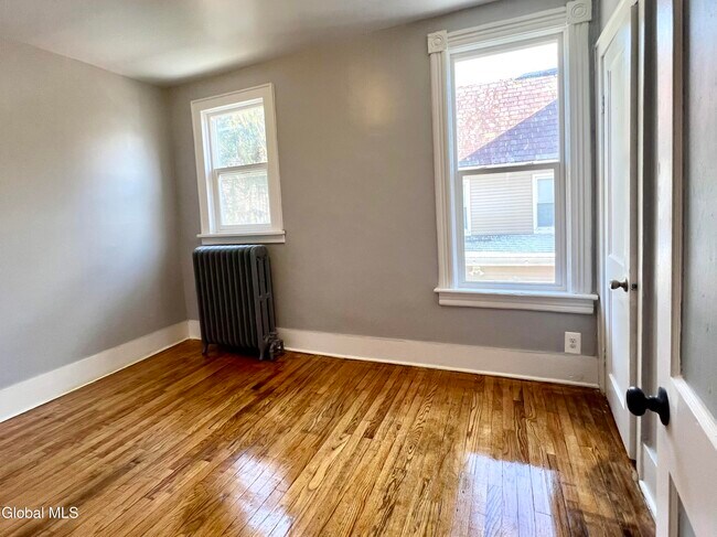 Foto del edificio - 298-300-300 Locust Ave