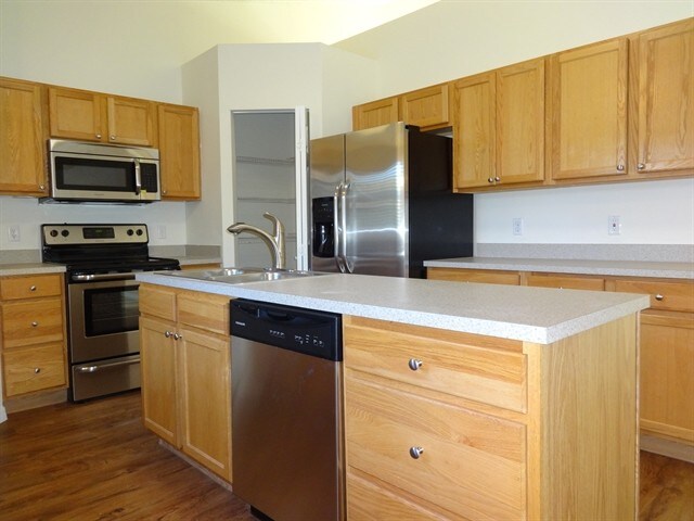 Building Photo - 1613 SW Carillo Ave