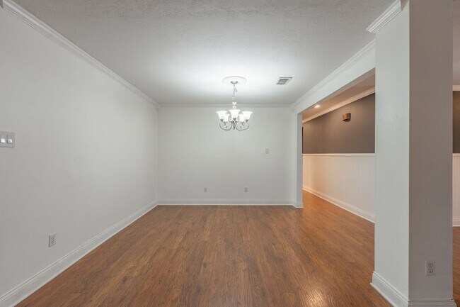 Building Photo - 501 Calhoun Dr