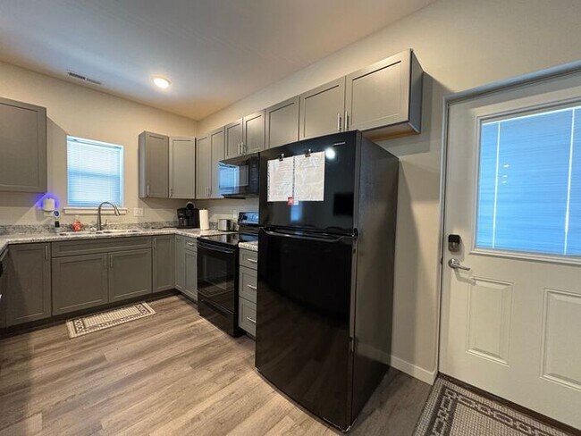 Foto del edificio - $1,150 | 2 Bedroom, 2 Bathroom Apartment | No Pets | Available for February 1st, 2026 Move In!