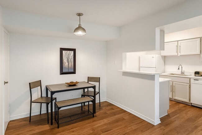 Foto del edificio - 1040 Clayton Ln